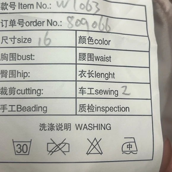 Elegant Pink Gown with Sparkling Details - Picture 11 of 11